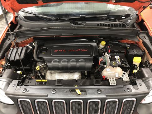 Used 2017 Jeep Renegade Latitude w/ Popular Equipment Group image 7