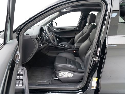 Certified 2025 Porsche Macan image 17