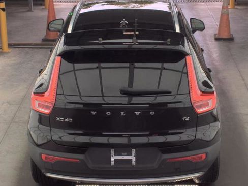 Used 2022 Volvo XC40 T4 Momentum FWD image 5