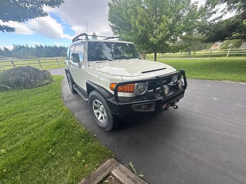 Used 2014 Toyota FJ Cruiser 4WD w/ Upgrade Package image 5