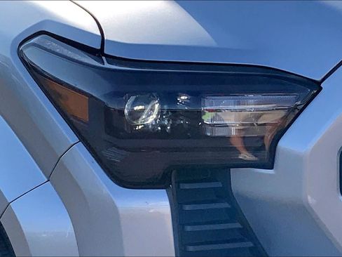 Used 2025 Toyota Tacoma SR5 AWD/4WD image 28