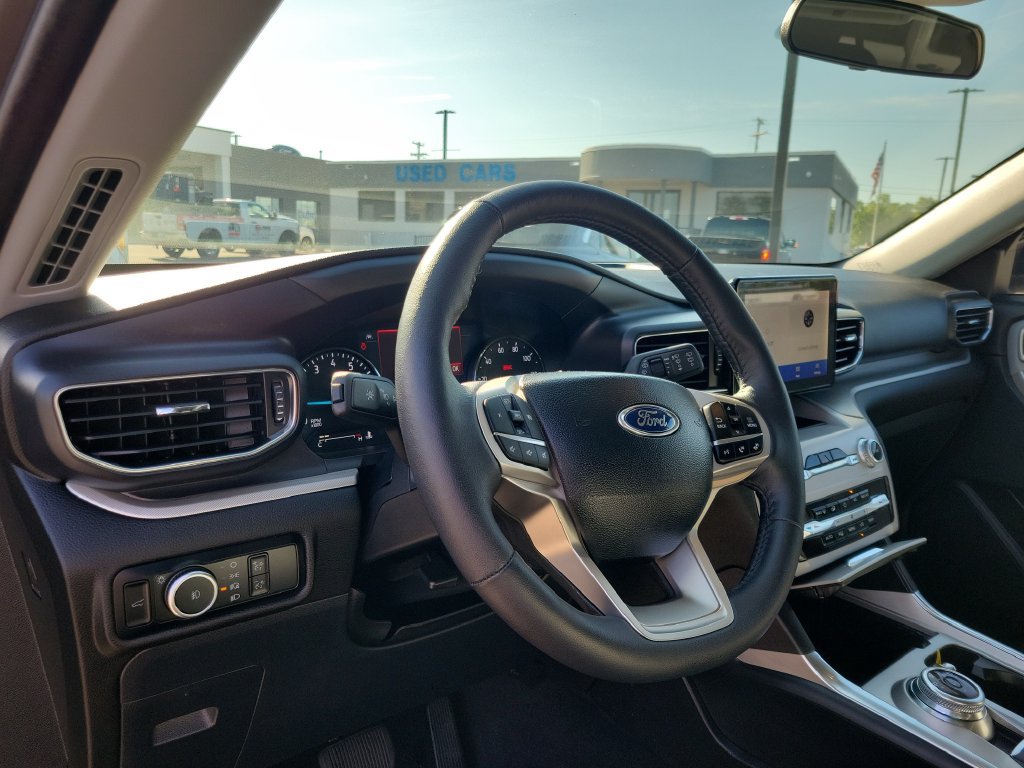 Used 2024 Ford Explorer XLT w/ Equipment Group 202A AWD/4WD image 22
