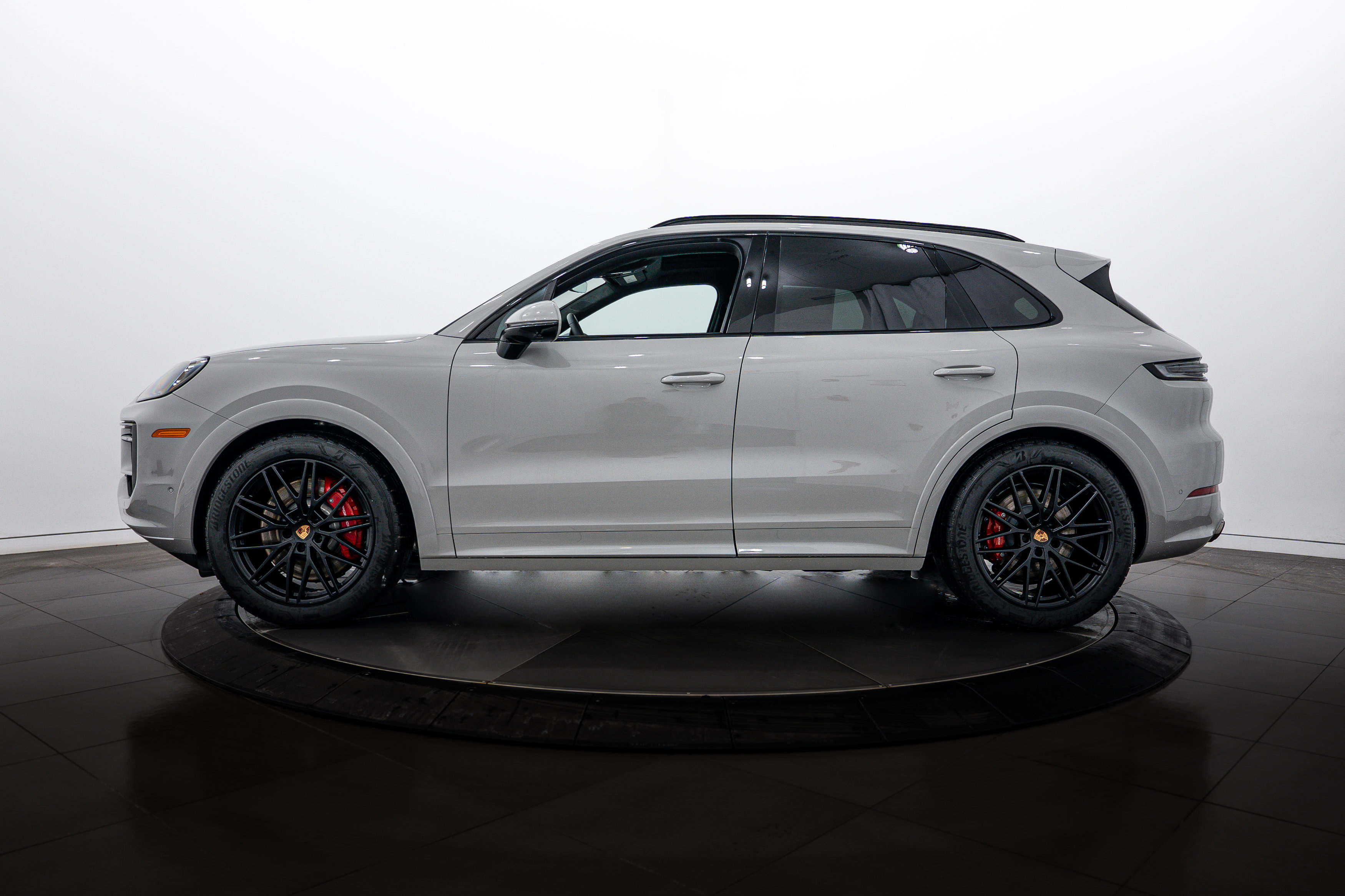 Used 2026 Porsche Cayenne GTS AWD/4WD image 2