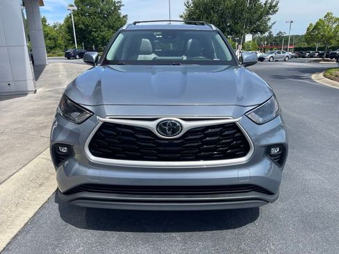 Used 2023 Toyota Highlander XLE FWD image 2