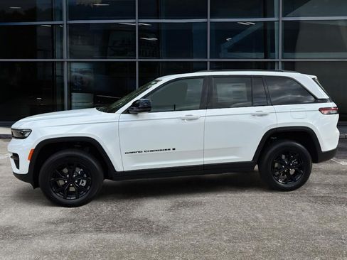 New 2025 Jeep Grand Cherokee Altitude RWD image 4