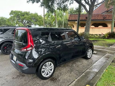 Used 2021 Kia Soul LX FWD image 2
