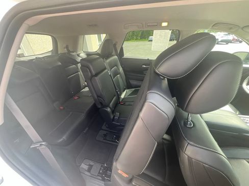 Used 2023 Nissan Pathfinder SL w/ Black Appearance Package AWD/4WD image 12