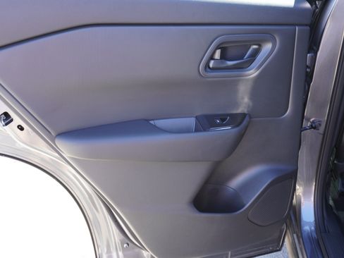Used 2025 Nissan Rogue S FWD image 11