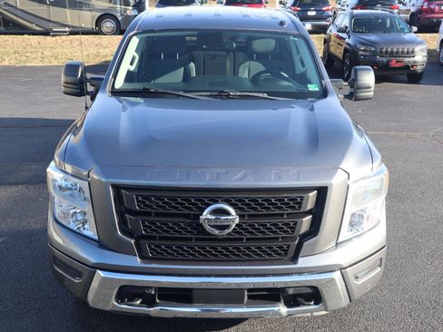Used 2021 Nissan Titan SV w/ SV Convenience Package image 4
