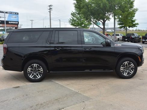 Used 2025 Chevrolet Suburban Z71 AWD/4WD image 4