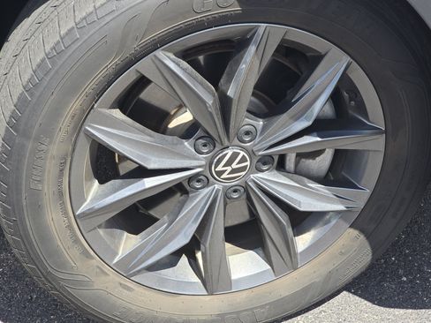 Used 2022 Volkswagen Tiguan SE w/ Panoramic Sunroof Package FWD image 15
