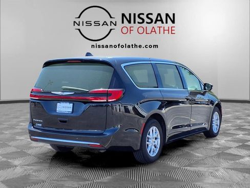 Used 2023 Chrysler Pacifica Touring-L FWD image 29