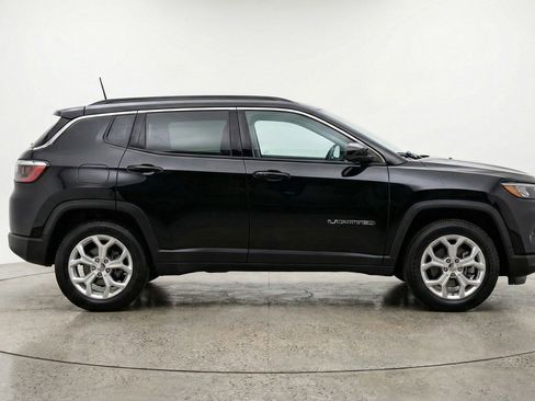 Used 2025 Jeep Compass Latitude image 11