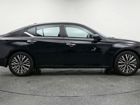 Used 2025 Nissan Altima 2.5 SV image 11