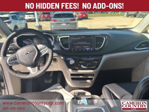 Used 2023 Chrysler Pacifica Touring-L FWD image 13
