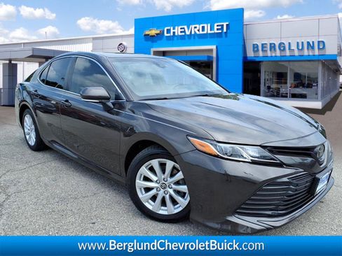 Used 2018 Toyota Camry LE w/ Convenience Package FWD image 1