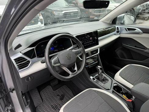 Used 2025 Volkswagen Taos SE FWD image 3