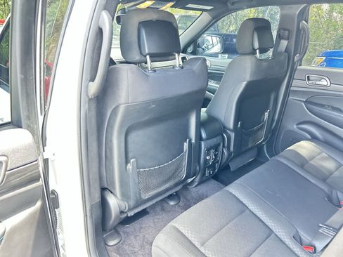 Used 2019 Jeep Grand Cherokee Laredo RWD image 12