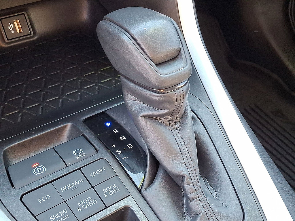 Used 2025 Toyota RAV4 LE AWD/4WD image 18