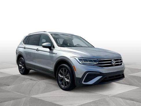 Used 2023 Volkswagen Tiguan SE FWD image 2