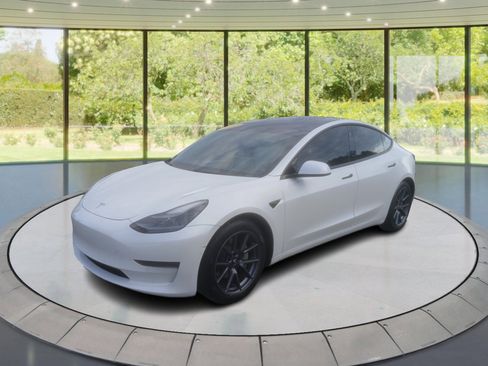 Used 2021 Tesla Model 3 Standard Range Plus image 1