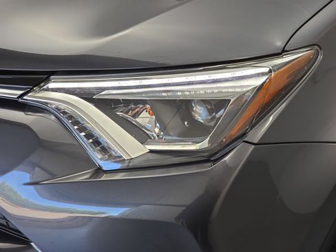 Used 2018 Toyota RAV4 Limited FWD image 31