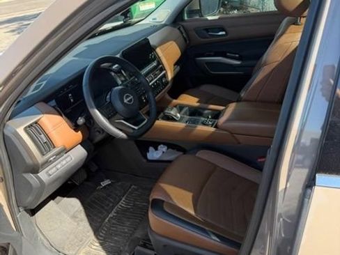 Used 2024 Nissan Pathfinder Platinum w/ Lighting Package (N93) AWD/4WD image 2