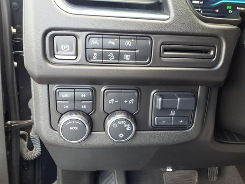 Used 2023 Chevrolet Tahoe Z71 w/ Luxury Package AWD/4WD image 29
