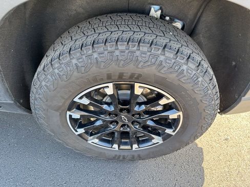 Used 2025 Chevrolet Traverse Z71 image 12