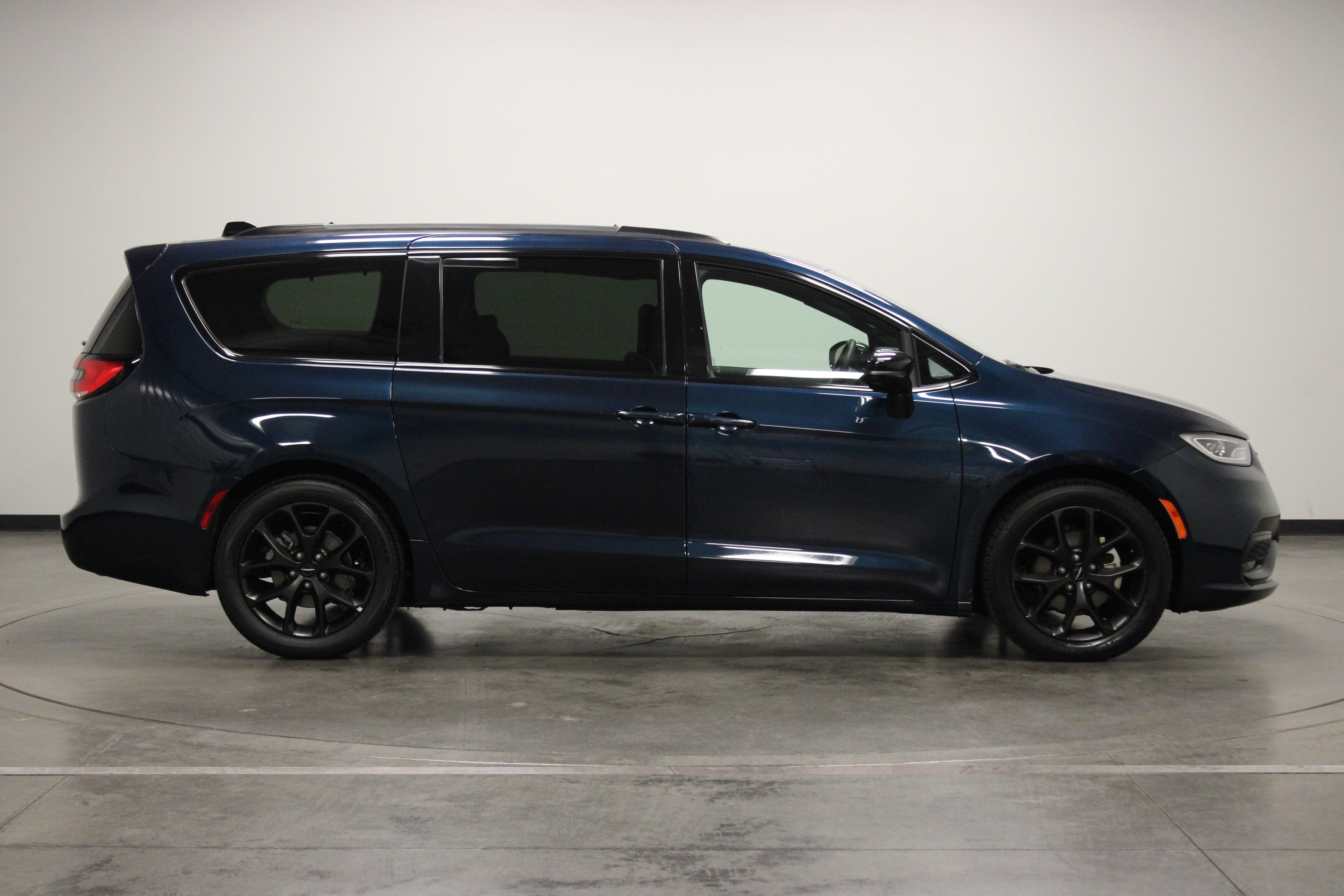 Used 2025 Chrysler Pacifica Limited FWD image 9