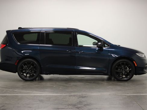 Used 2025 Chrysler Pacifica Limited FWD image 9