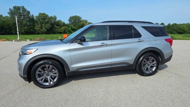 Used 2024 Ford Explorer XLT w/ Equipment Group 202A RWD image 4