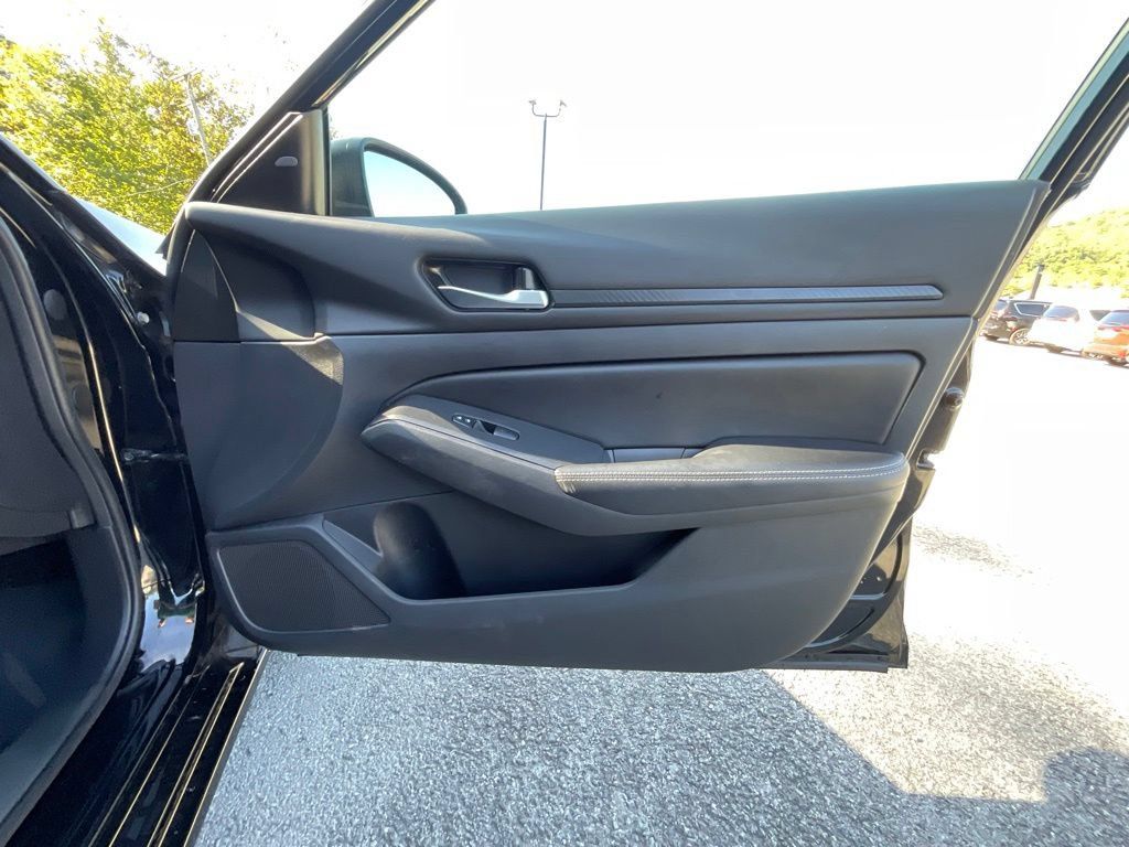 Used 2025 Nissan Altima 2.5 SV FWD image 21