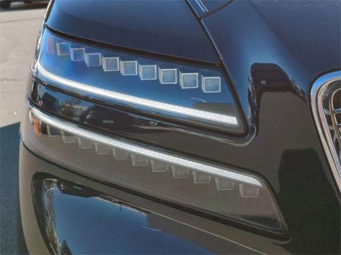 Certified 2025 Genesis GV80 2.5T Prestige image 9