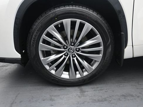 Used 2021 Toyota Highlander Platinum image 12