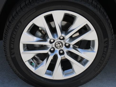 Used 2022 Toyota RAV4 XLE Premium FWD image 9