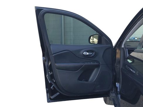 Used 2022 Jeep Cherokee Trailhawk w/ Premium Leather Package image 15