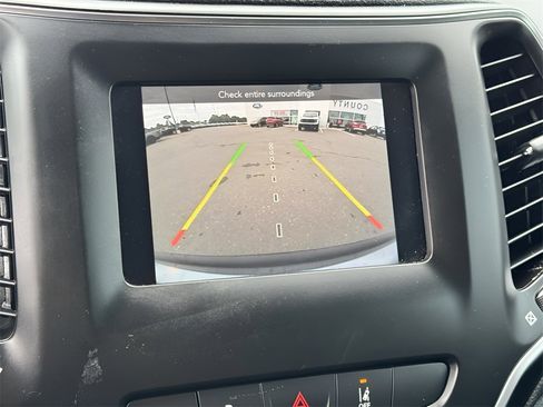 Used 2021 Jeep Cherokee Latitude Plus image 14