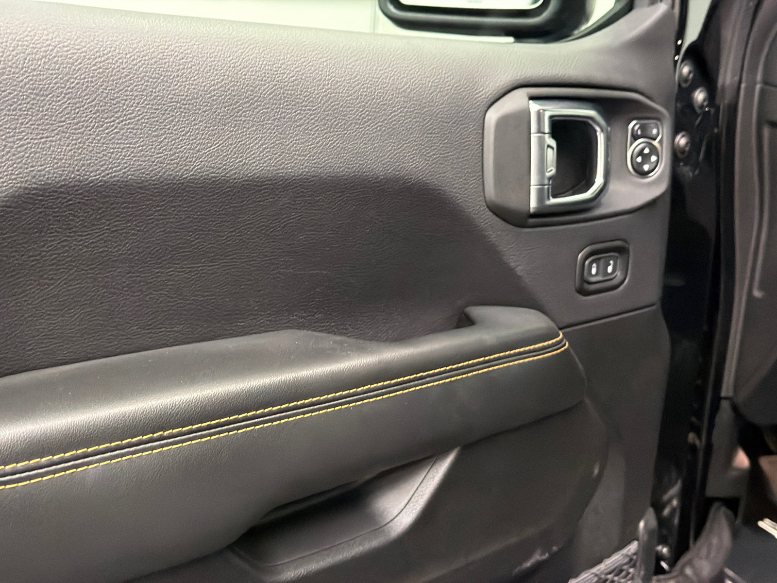 Used 2025 Jeep Wrangler Unlimited Sahara AWD/4WD image 19