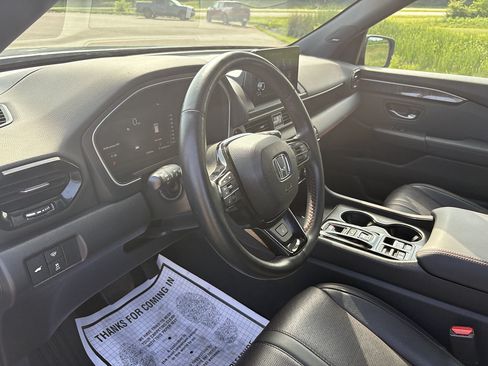 Used 2025 Honda Pilot Black Edition image 30