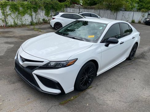 Used 2022 Toyota Camry SE w/ Convenience Package FWD image 1