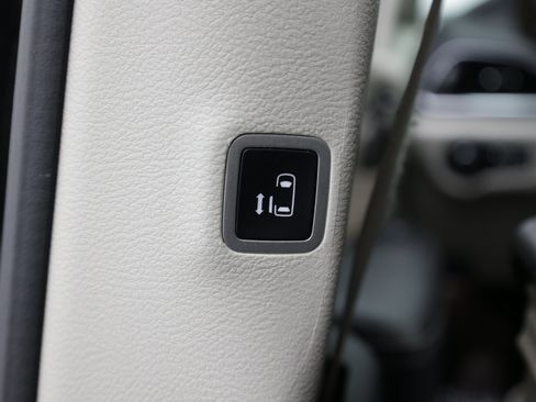 Used 2023 Chrysler Pacifica Limited FWD image 36