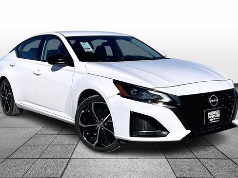 Used 2025 Nissan Altima 2.5 SR image 2