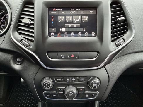 Used 2020 Jeep Cherokee Latitude Plus w/ Cold Weather Group AWD/4WD image 35