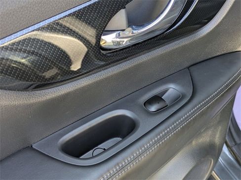 Used 2019 Nissan Rogue SL w/ Premium Package image 27