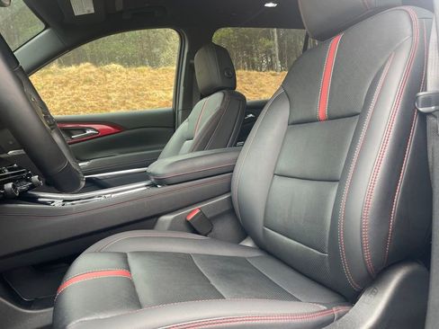 Used 2024 Chevrolet Traverse RS image 12