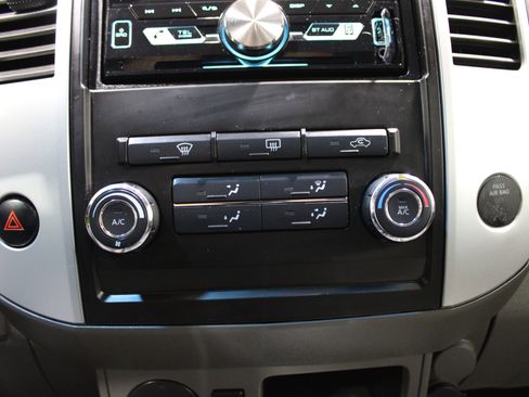 Used 2010 Nissan Frontier SE image 13