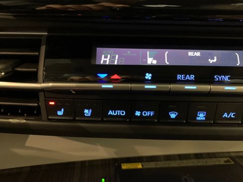 Used 2023 Toyota Sienna Limited w/ Protection Package (TMS) image 44