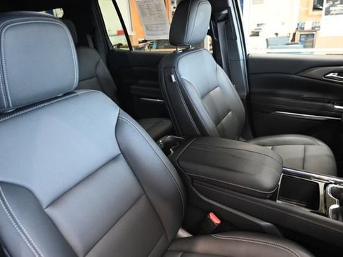 Used 2025 Chevrolet Traverse LT w/ Driver Confidence Package FWD image 8