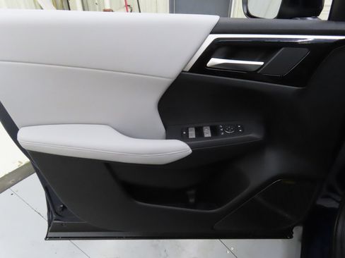 Used 2025 Mitsubishi Outlander SE FWD image 10